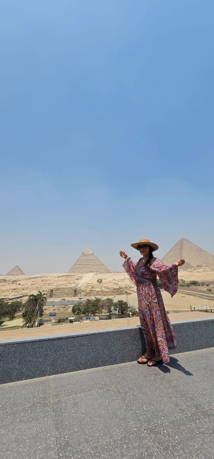 Jas frente a las pirámides de Giza